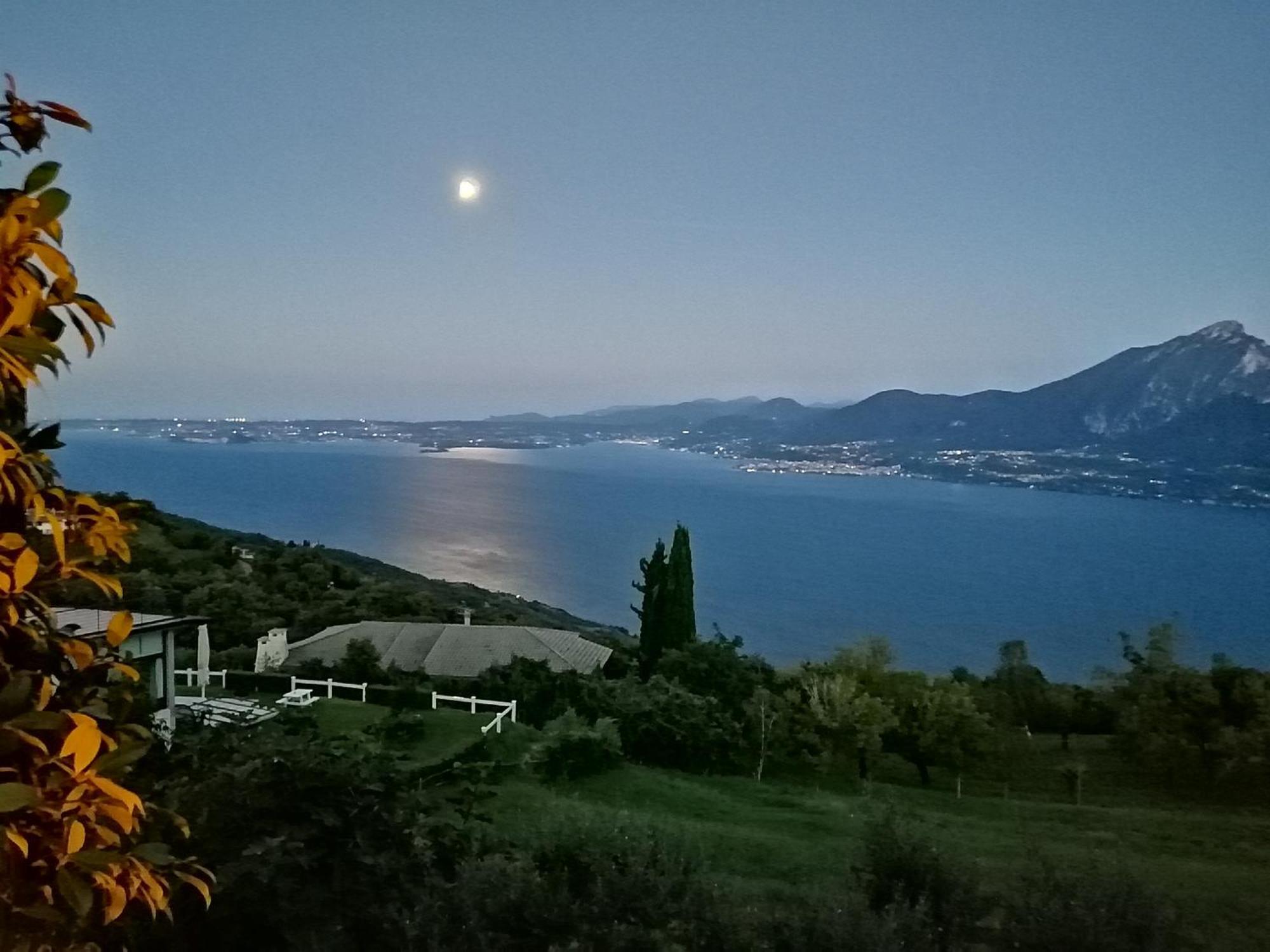 Beb Da Paolo Con Vista Lago San Zeno di Montagna Exterior photo